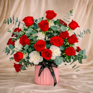 Elegante Cilindro Rosas, Claveles y Eucalipto