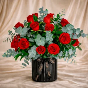 Elegante Cilindro Rosas, Eucalipto y follaje verde